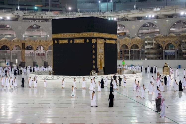 Yurt dışından ilk umre kafilesi 8 ay aradan sonra Suudi Arabistan'a ulaştı