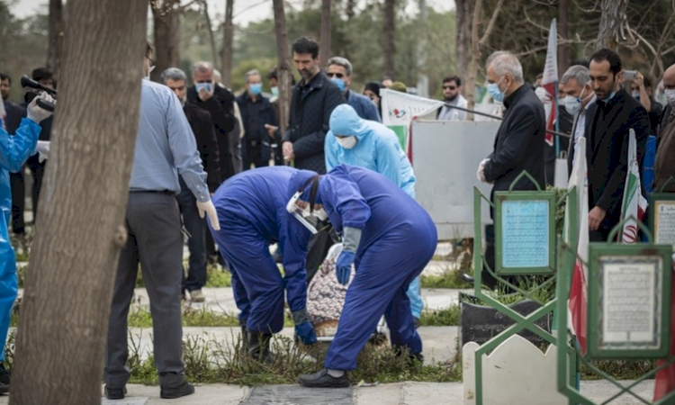 İran'da son 24 saatte 482 kişi Kovid-19'dan hayatını kaybetti