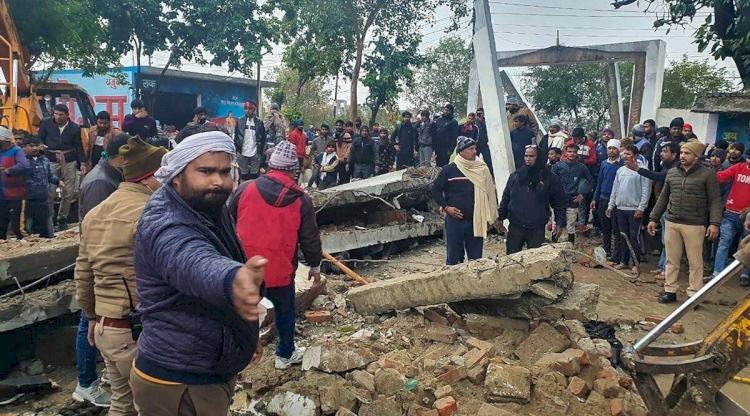 Hindistan'da, cenaze yakma töreninde beton gölgelik çöktü: 23 ölü