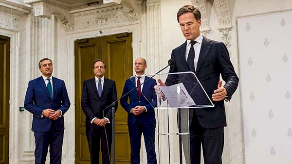 Hollanda'da hükümet istifa etti