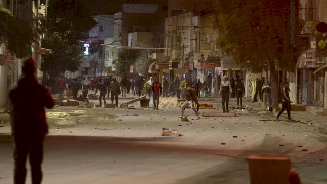 Tunus'ta 'sokağa çıkma' gerginliği: Çok sayıda gözaltı var