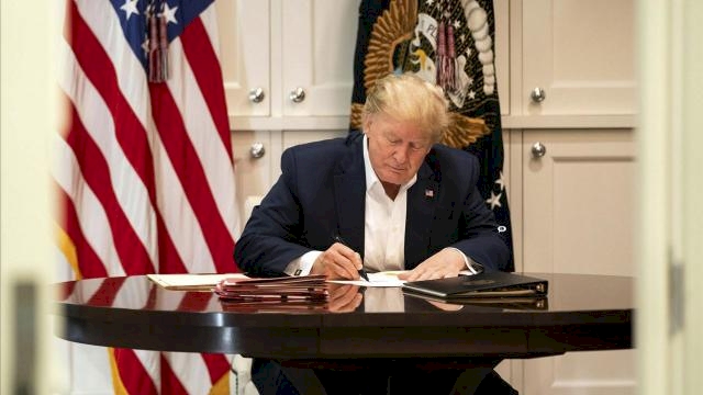 Trump aralarında eski başdanışmanı Bannon'ın olduğu 73 kişiyi affetti