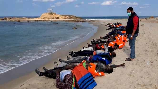 Libya açıklarında göçmenleri taşıyan tekne battı: 43 ölü