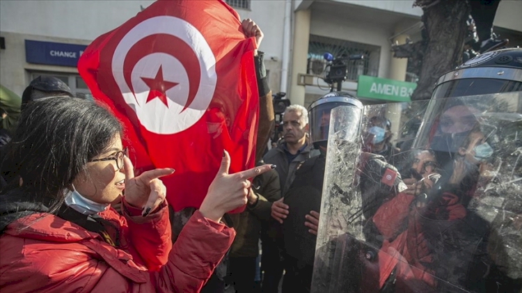 Tunus'ta gözaltına alınan protestocuların serbest bırakılması için gösteri düzenlendi