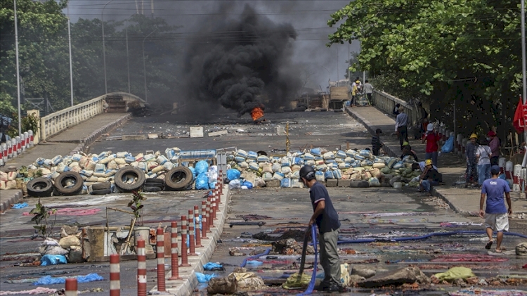 Myanmar'da son 24 saatte düzenlenen protestolarda 23 kişi yaşamını yitirdi