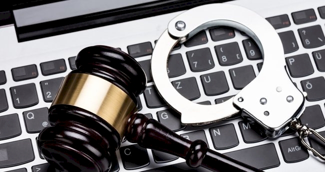 Almanya'da internetten hakaret ve tehdide hapis cezası getirildi