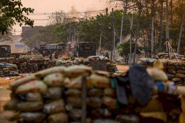 Myanmar'da polis karakoluna saldırı: 14 ölü