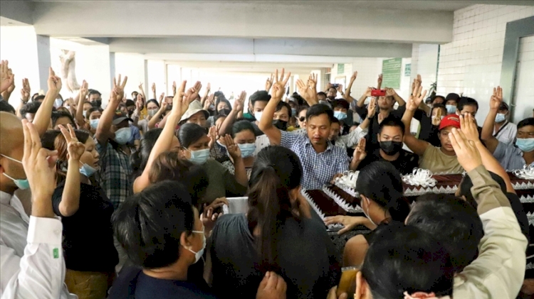 Myanmar'da ordunun öldürülen protestocuların ailelerinden cenazeler için 85 dolar istediği iddia edildi