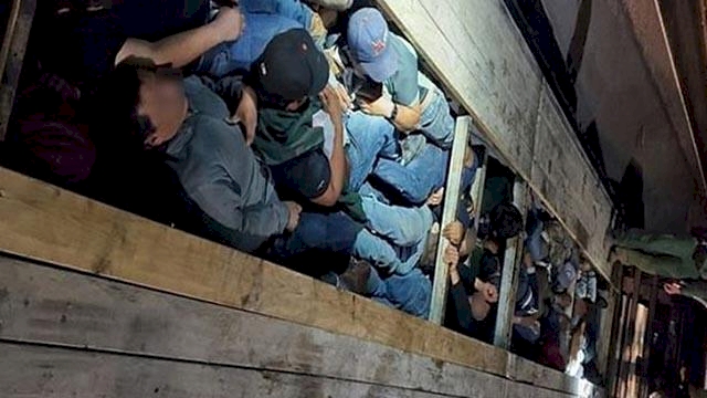 ABD-Meksika sınırında insanlık dramı: Göçmenler tırın gizli bölmesinden çıktı