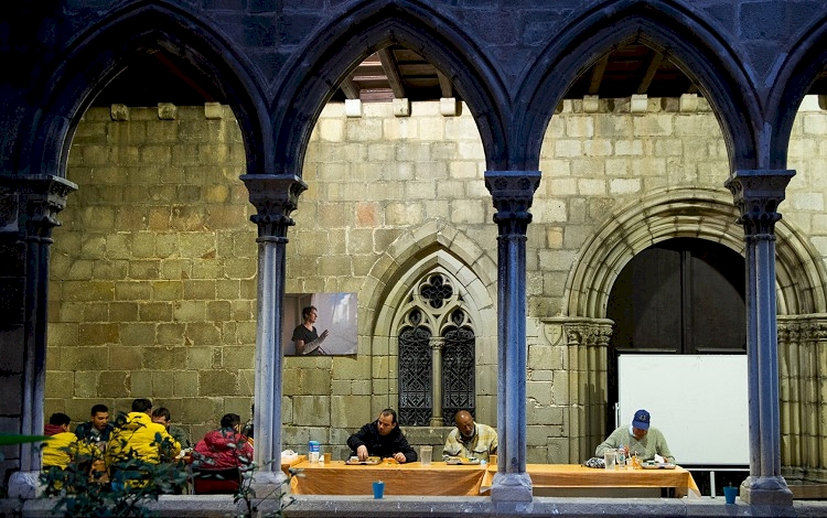 Salgın nedeniyle Barselona'daki Müslümanlar ilk kez kilise avlusunda iftar yapıyor
