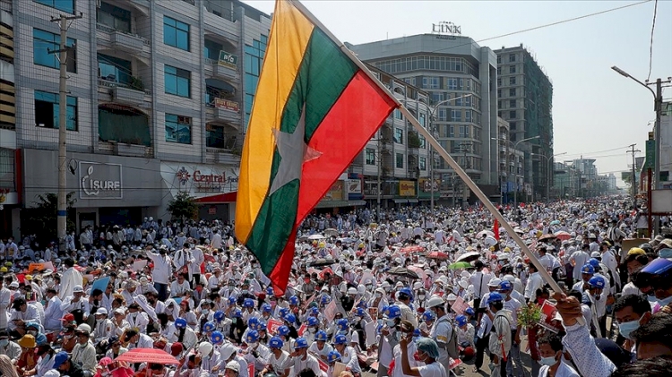 Myanmar'da askeri yönetime karşı kurulan 'sivil hükümet' silahlı savunma birliği oluşturdu