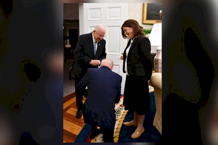 Biden, İşgalci İsrail'in Cumhurbaşkanı Rivlin'in özel kalem müdürünün önünde diz çöktü
