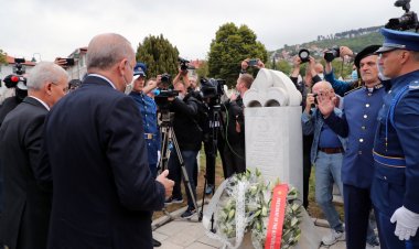 Cumhurbaşkanı Erdoğan, Aliya İzzetbegoviç'in kabrini ziyaret etti