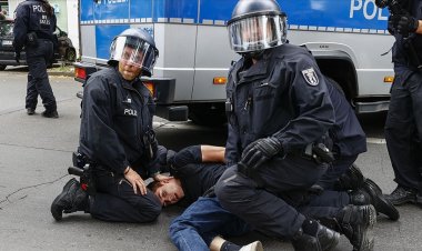 Almanya polisi, Kovid-19 önlemlerini protesto etmek isteyen göstericilere müdahale etti