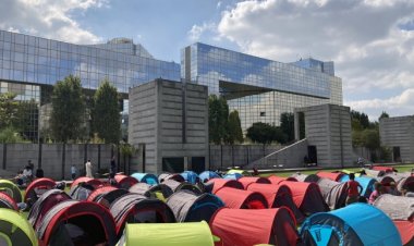 Evsizler bu kez de Paris Valiliği önünde çadır kurdu