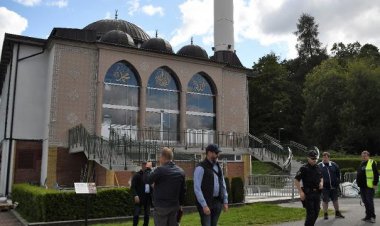Danimarkalı İslam düşmanı siyasetçi Paludan'dan cami önünde provokasyon