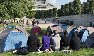 Fransa'da 1000'e yakın göçmen ve evsiz günlerdir Paris Valiliği önündeki bekleyişlerini sürdürüyor