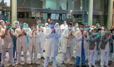 Yunanistan'da aşı olmayan binlerce sağlık çalışanı işinden uzaklaştırıldı