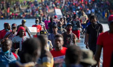 Teksas'ta binlerce Haitili göçmen sınırı geçerek ABD'ye girdi