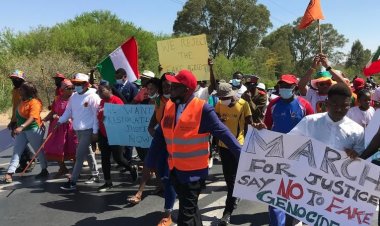 Almanya ile varılan 'soykırım anlaşması'nı reddeden Namibyalılar meclise yürüdü