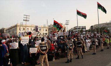Binlerce Libyalı, Temsilciler Meclisi'nin güvenoyunu kararını başkent Trablus’ta protesto etti