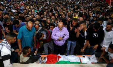 Binlerce Filistinli Şehid Muhammed Hubeysa'yı son yolculuğuna uğurladı