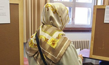 Almanya'da belediyeden, başörtülü olduğu gerekçesiyle oy kullandırılmayan kadına özür