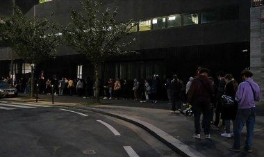 Fransa'da üniversiteliler gıda ihtiyaçlarını karşılamak için uzun kuyruklarda bekliyor