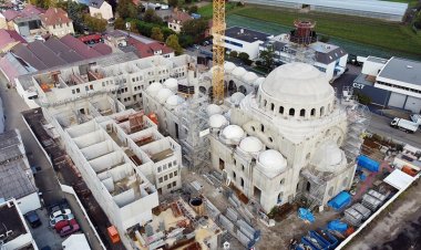 Fransa'da yapımı devam eden Avrupa'nın en büyük camisine tehdit
