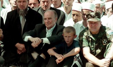 Bosna Hersek'in ilk Cumhurbaşkanı Aliya İzetbegoviç vefatının 18. yılında özlemle anılıyor