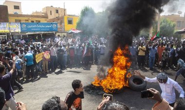 Sudan'da hükümet karşıtlarından sonra destekçileri de sokaklara indi