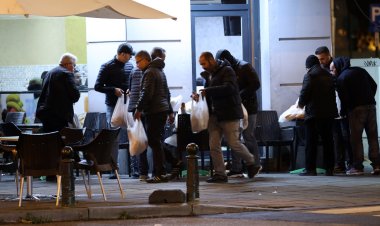 Belçika'da otelinde evsizleri ağırlayan Faslı iş adamı geceleri muhtaçlara ekmek dağıtıyor