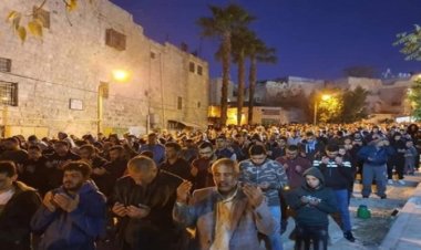 Binlerce Filistinli esirlere destek için sabah namazında İbrahim El-Halil Camii'nde duaya durdu