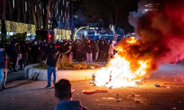 Hollanda'da Kovid-19 kısıtlamaları karşıtı gösteride eylemciler polisle çatıştı