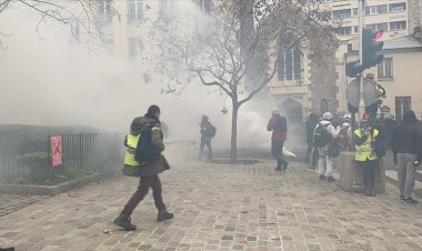 Fransa'da sarı yeleklilerin gösterilerinin 3. yılında şiddet olayları yaşandı