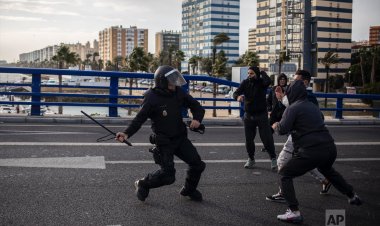 İspanya'da metal işçilerinin grevinde polis ile göstericiler çatıştı