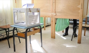 Cezayirliler erken yerel seçimler için sandık başında