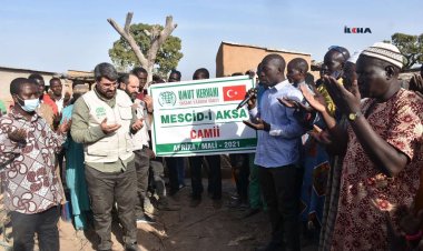 Umut Kervanı'nın Mali'de inşa edeceği Mescid-i Aksa Camii'nin temeli dualarla atıldı