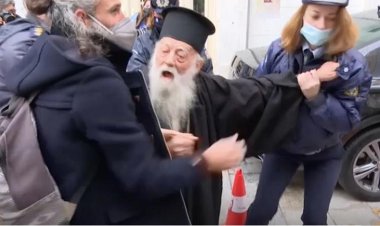 Papa Francis'e 'kafir' diye bağıran Ortodoks rahip gözaltına alındı