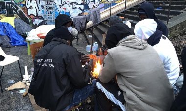 Fransa'da çocuk göçmenler Paris'te köprü altında hayata tutunmaya çalışıyor