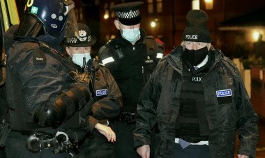 İngiltere Başbakanı Johnson polis kıyafetiyle uyuşturucu operasyonuna katıldı