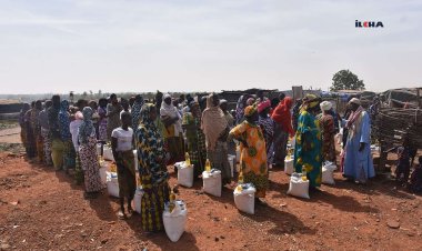 Fransa Yetim Eli, Mali'deki savaş mağdurlarına gıda yardımı yaptı