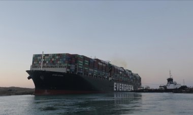 Süveyş Kanalı'nda karaya oturan 'The Ever Given' gemisi aylar sonra kanaldan yeniden geçti