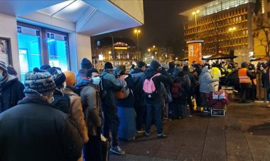 Almanya'da Türkiyeli ve Eritreli gençler evsizlere giyecek ve yemek yardımında bulundu