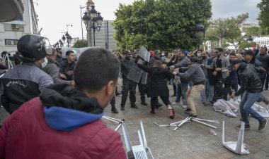 Tunus güvenlik güçleri 'anayasaya karşı darbeye son verilmesi' eylemine müdahale etti