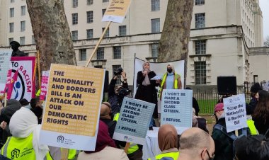 İngiltere'de başbakanlık konutu önünde 'mülteci karşıtı yasa tasarısı' protesto edildi