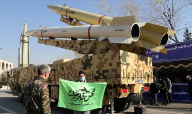 İran, Irak'taki ABD üssüne attığı füzeleri sergiledi
