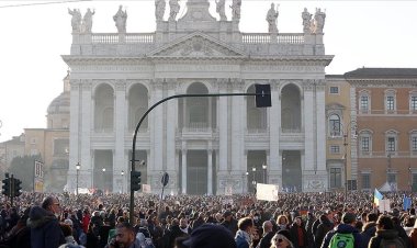İtalya'da aşı karşıtları meydanlara indi