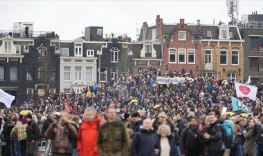 Hollanda'da Kovid-19 kısıtlamaları protesto edildi