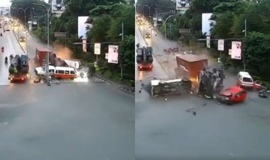 Endonezya'da kamyon araçlara daldı: 5 ölü 17 yaralı